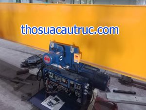 Thợ sửa cầu trục tại Bình Dương