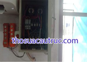 Thợ sửa thang tời hàng Thủ Đức