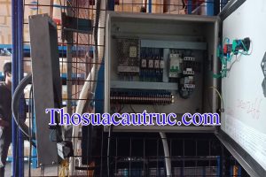 Thợ sửa thang tời hang Thuận An