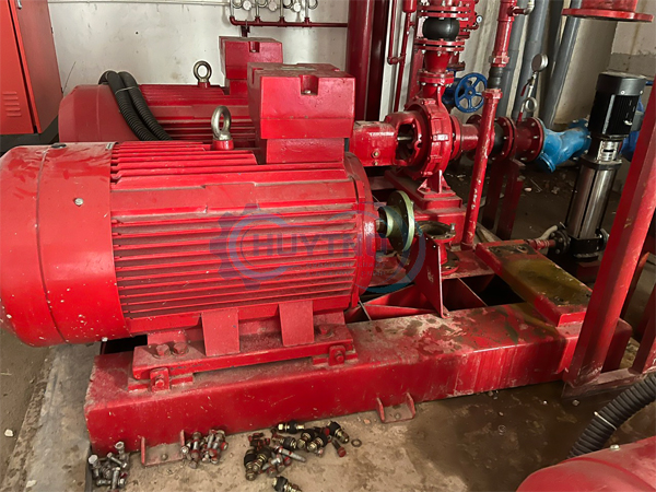 Thợ sửa máy bơm PCCC Dĩ An